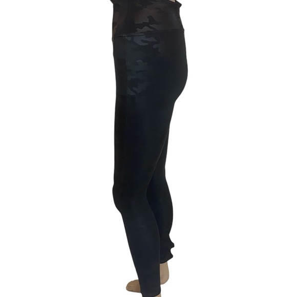 SPANX Vegan Faux Leather Matte Black Camo Leggings 20185R Size Small EUC - Picture 5 of 8